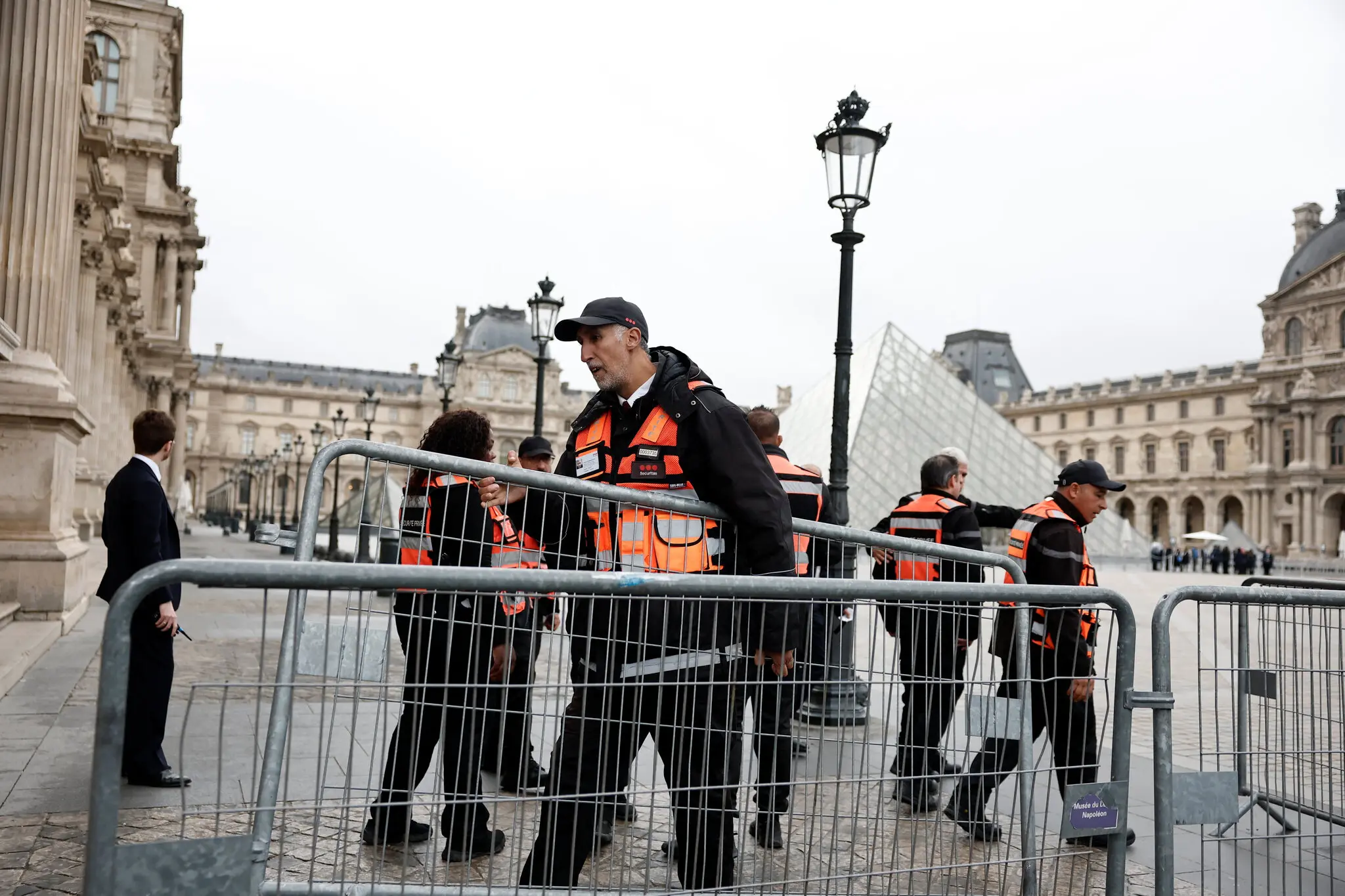 Грабіж у Луврі: як десятихвилинна афера похитнула довіру до «серця Франції»